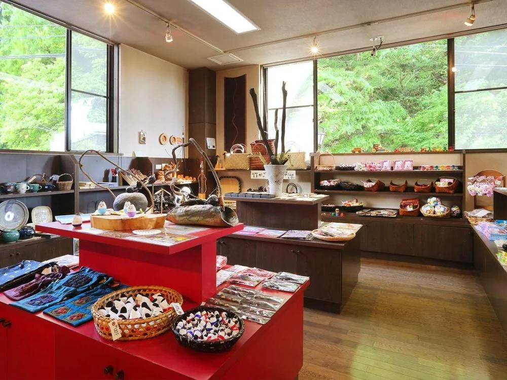 創作料理が自慢の宿　会津　喜多方　熱塩温泉　山形屋のお土産店