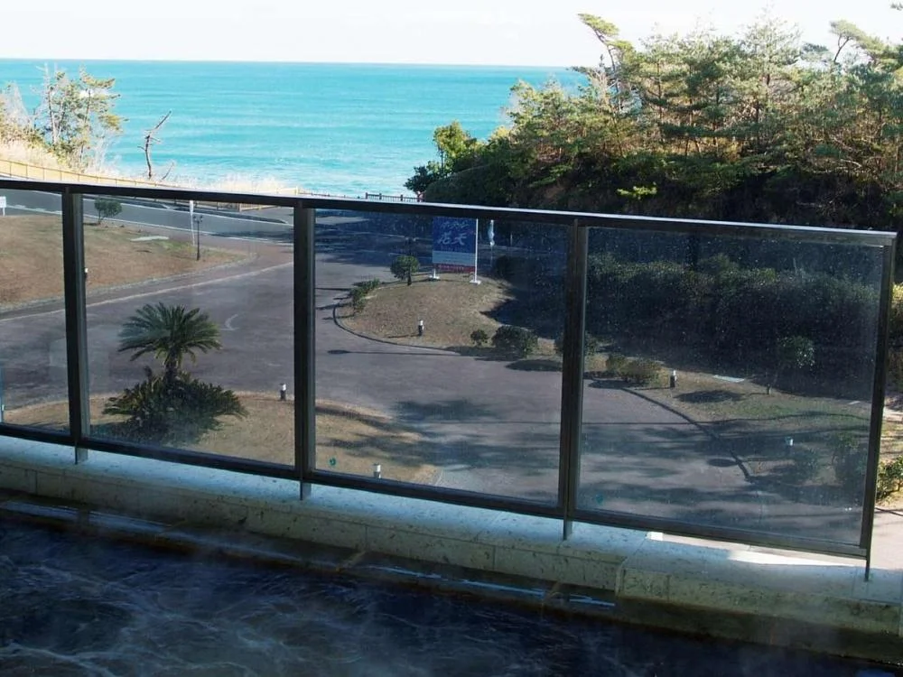 月へと照らす海の道　ホテル花天 大浴場