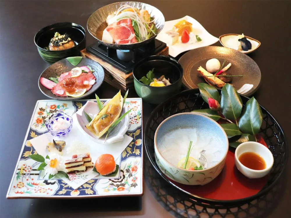 全室源泉掛け流し温泉付離れの旅館 四季の杜 紫尾庵 夕食