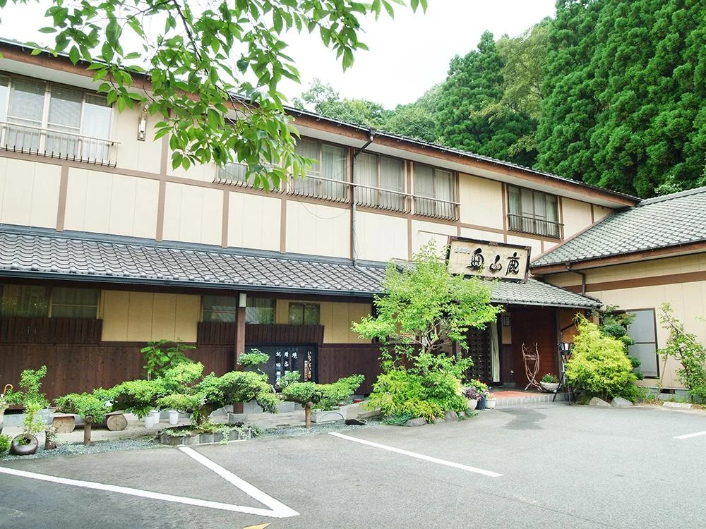 平山温泉 奥山鹿温泉旅館の外観