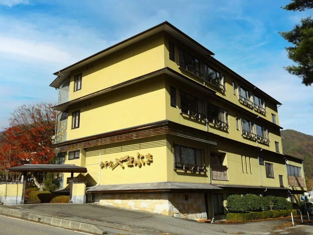 囲炉裏とくつろぎの宿 ホテルやまぶきの外観