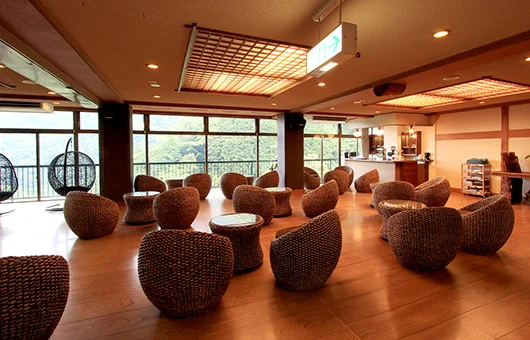 伊豆最大の大滝　ＡＭＡＧＩＳＯ－天城荘－［ＬＩＢＥＲＴＹ　ＲＥＳＯＲＴ］のラウンジ