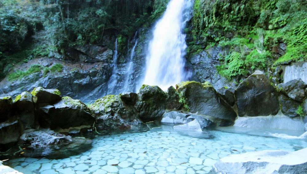 伊豆最大の大滝　ＡＭＡＧＩＳＯ－天城荘－［ＬＩＢＥＲＴＹ　ＲＥＳＯＲＴ］の大浴場