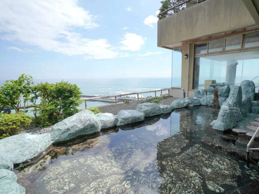 伊豆大島を正面に臨む 眺望絶佳の宿 熱川館の大浴場