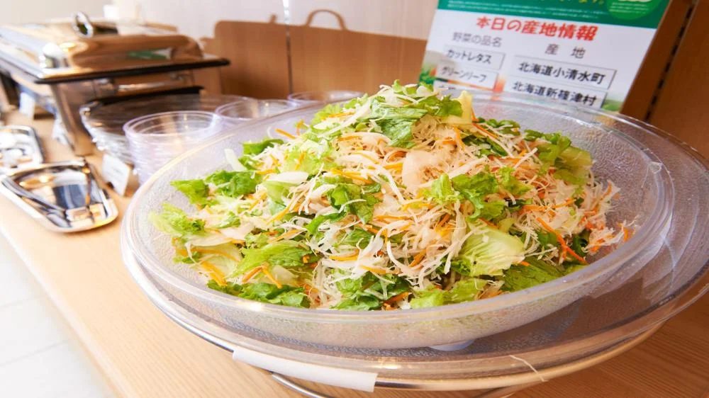 高濃度炭酸泉 演舞の湯 スーパーホテル新宿歌舞伎町の朝食のサラダ