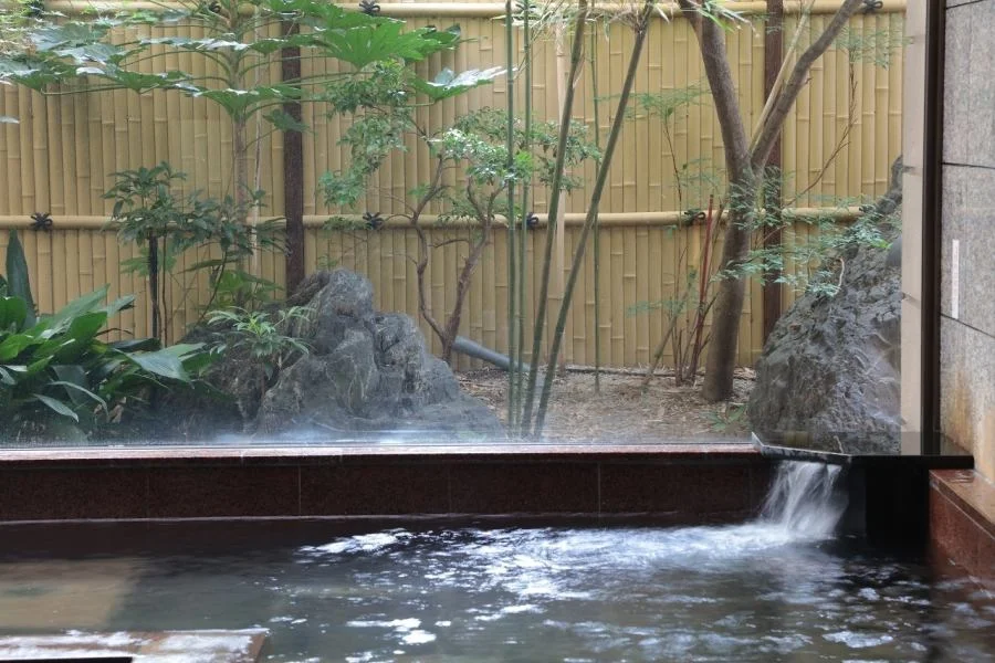 自家源泉をもつホテル＆スパ　モナーク鳥取の大浴場
