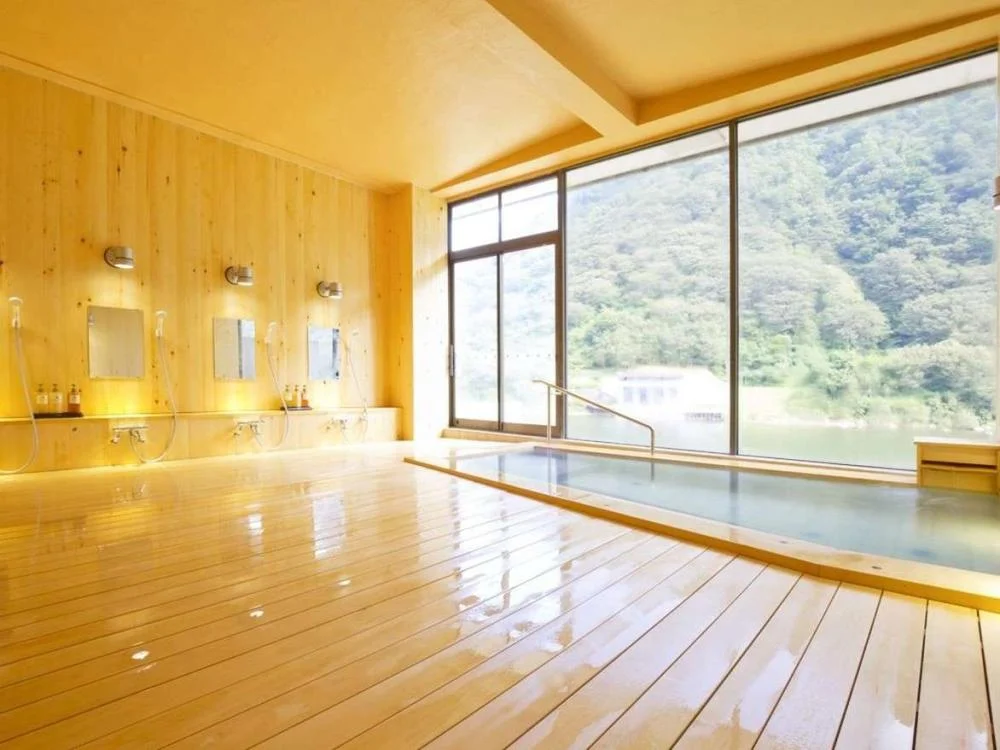 高見屋 最上川別邸 紅の大浴場