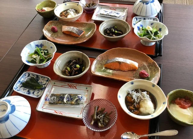 月山の宿かしわやの朝食