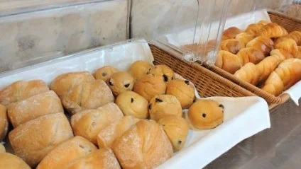 石和温泉 美と健康と癒しの宿 ホテル八田の朝食のパン