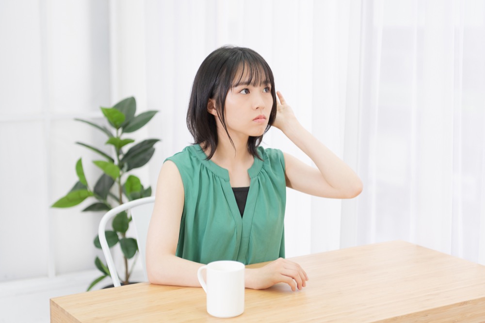 耳を澄ます女性