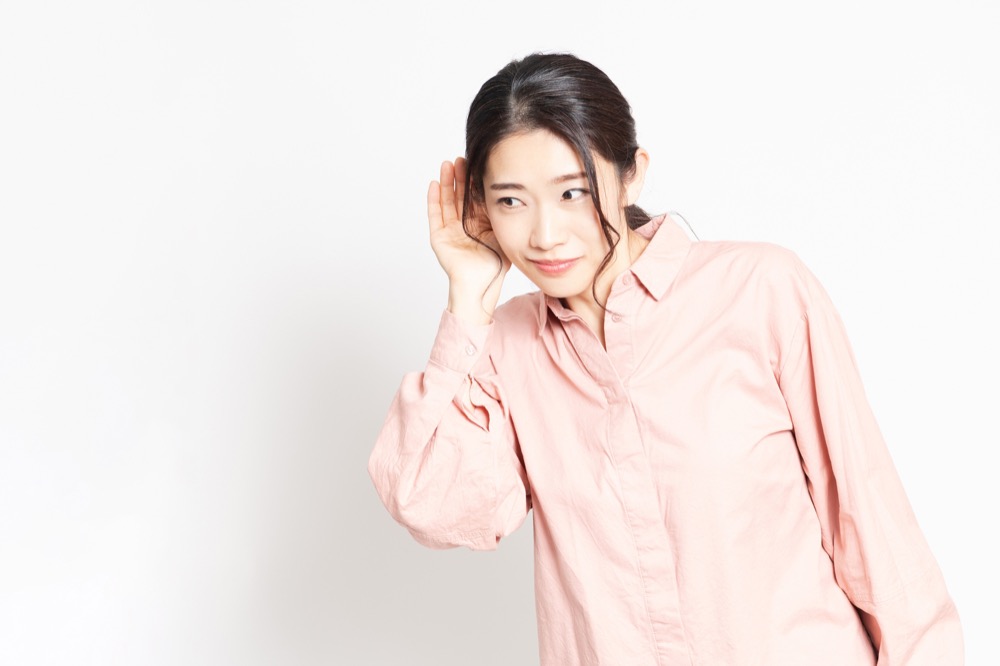 耳を澄ます女性