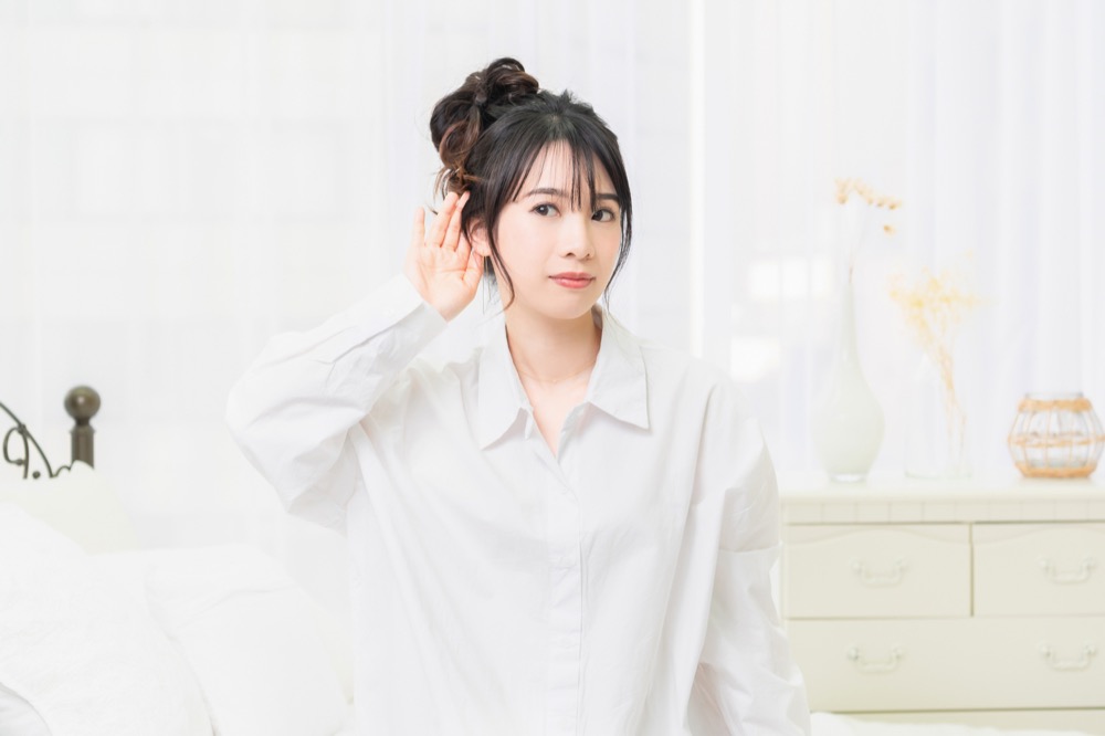 耳を澄ます女性
