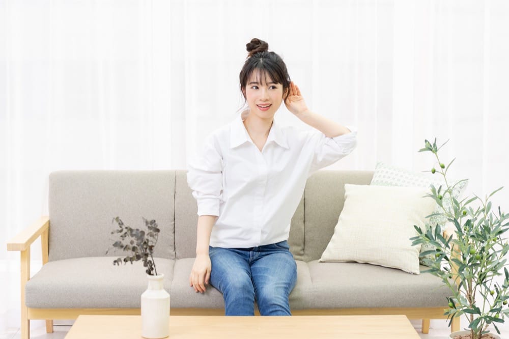 耳を澄ます女性
