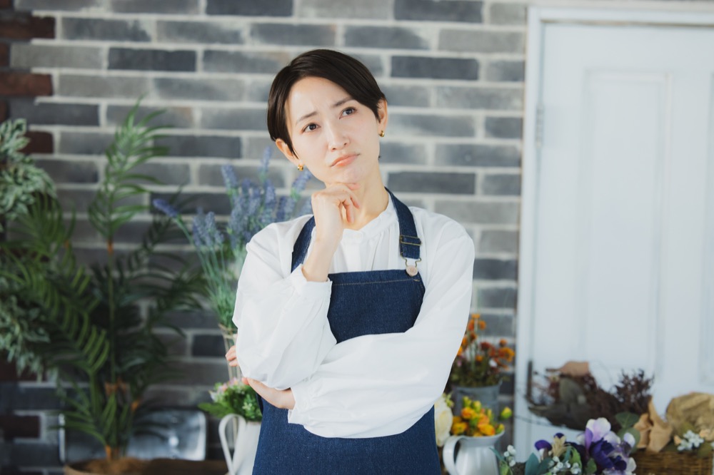 ウォーターサーバーを解約するかどうか考える女性