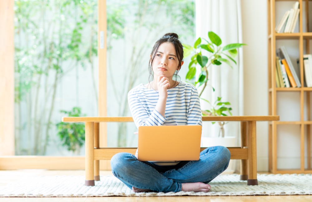 ウォーターサーバーを解約するかどうか考える女性