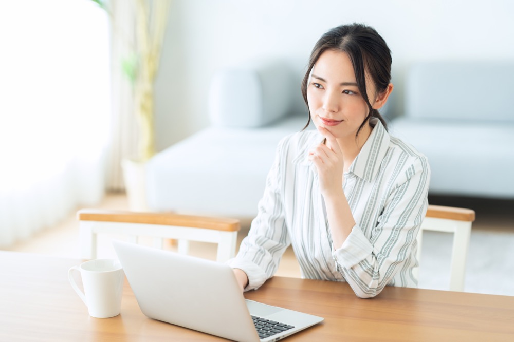 ウォーターサーバーを解約するかどうか考える女性