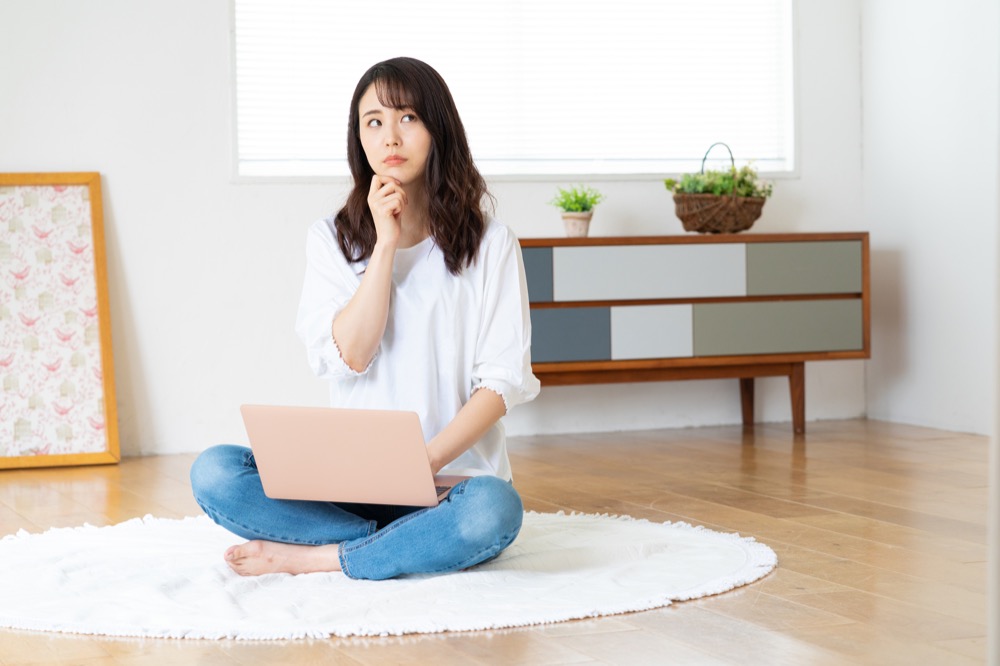 ウォーターサーバーを解約するかどうか考える女性