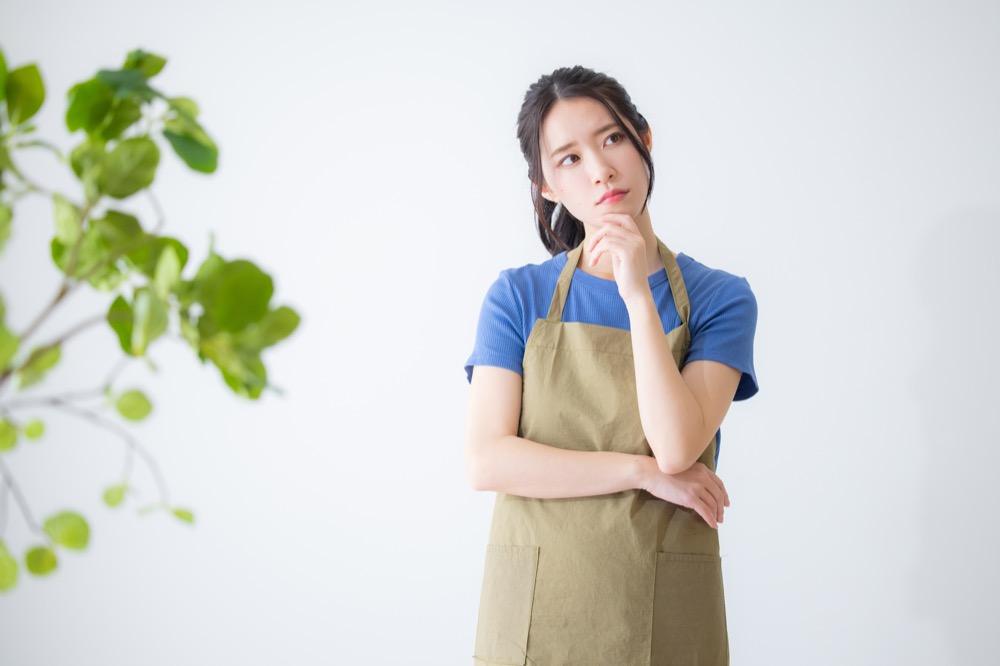 ウォーターサーバーを解約するかどうか考える女性